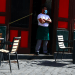Un camarero con mascarilla protectora espera a los clientes en su terraza en medio del brote de la enfermedad por coronavirus (COVID-19) en Madrid