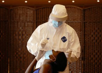 Una trabajadora de salud examina a una trabajadora doméstica migrante de África para detectar la enfermedad del coronavirus (COVID-19) en un hotel, antes de viajar de regreso a su país, en los suburbios de Beirut, Líbano, el 5 de octubre de 2020. Fotografía tomada el 5 de octubre de 2020. REUTERS / Mohamed Azakir TPX IMÁGENES DEL DÍA