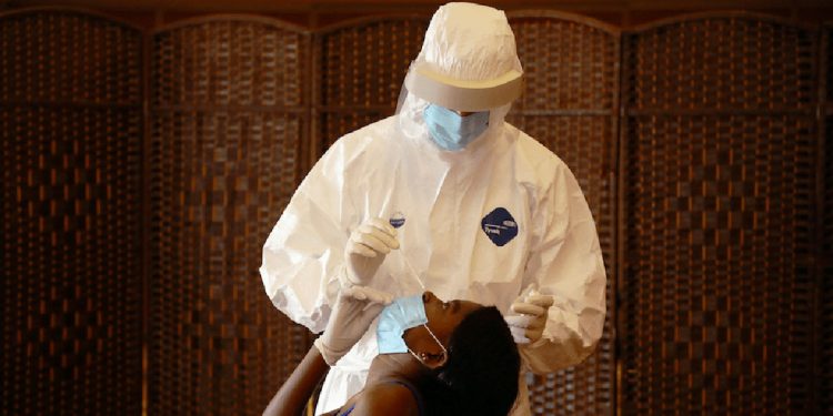 Una trabajadora de salud examina a una trabajadora doméstica migrante de África para detectar la enfermedad del coronavirus (COVID-19) en un hotel, antes de viajar de regreso a su país, en los suburbios de Beirut, Líbano, el 5 de octubre de 2020. Fotografía tomada el 5 de octubre de 2020. REUTERS / Mohamed Azakir TPX IMÁGENES DEL DÍA