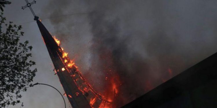 Protestas en Chile terminaron en el incendio de dos iglesias de Santiago / REUTERS