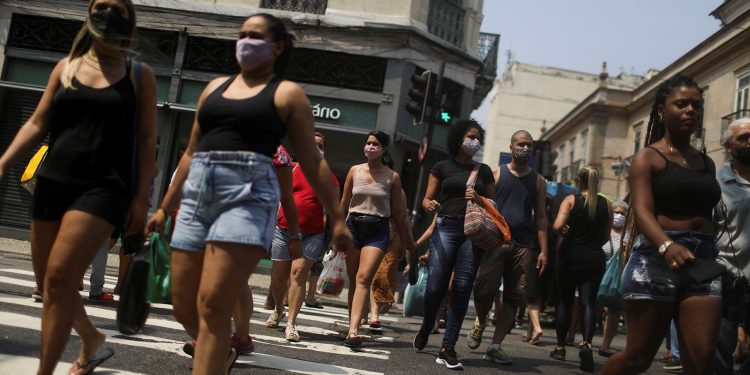 Declaración de científicos piden acabar con el confinamiento / Gente camina por el mercado callejero de Saara, en medio del brote de la enfermedad por coronavirus (COVID-19), en Río de Janeiro, Brasil / REUTERS