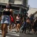 Declaración de científicos piden acabar con el confinamiento / Gente camina por el mercado callejero de Saara, en medio del brote de la enfermedad por coronavirus (COVID-19), en Río de Janeiro, Brasil / REUTERS