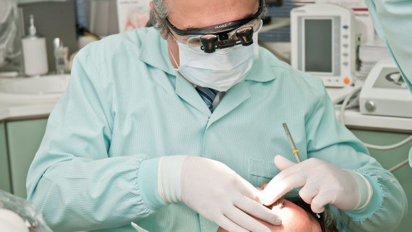 Una revisión médica regular previene la periodontitis / Imagen de JOSEPH SHOHMELIAN en Pixabay 