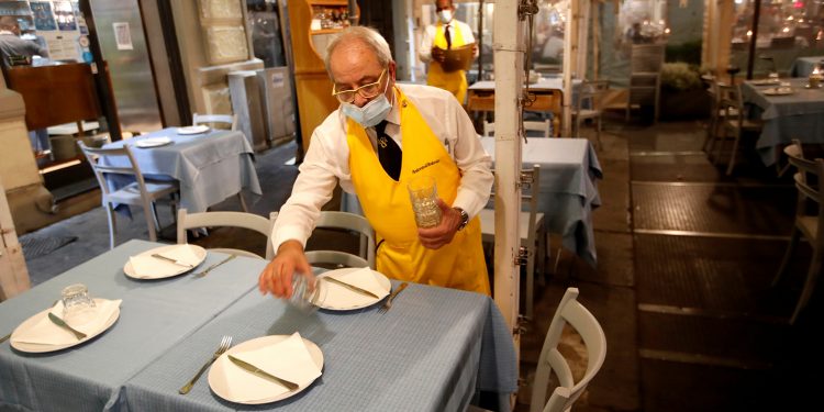 Profesor de Hardvard asegura que hay que ir hacia la inmunidad. A waiter clears a table at a restaurant after the southern Italian region of Campania made it mandatory for bars and restaurants to close at 11.00.p.m. (2100GMT), as part of the efforts to contain the coronavirus disease (COVID-19)/ REUTERS