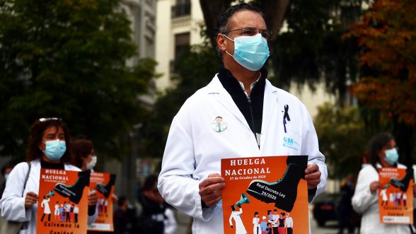 Cientos de médicos en toda España participaron en la huelga nacional / REUTERS