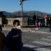 Personas con mascarillas protectoras caminan por el Puente Nuevo, en medio de la enfermedad del coronavirus (COVID-19)/REUTERS