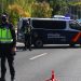 Policías nacionales se encuentran trancando una vía durante el confinamiento parcial en Madrid/REUTERS