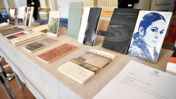 Libros de la poeta estadounidense Louise Gluck durante el anuncio del Premio Nobel de literatura 2020 en Borshuset en Estocolmo / REUTERS
