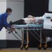 Estudio muestra nuevos resultados sobre pacientes de la COVID-19. Especialistas médicos transportan a una persona en camilla a una ambulancia fuera de un hospital para pacientes infectados con la enfermedad del coronavirus (COVID-19) en las afueras de Moscú, Rusia / REUTERS