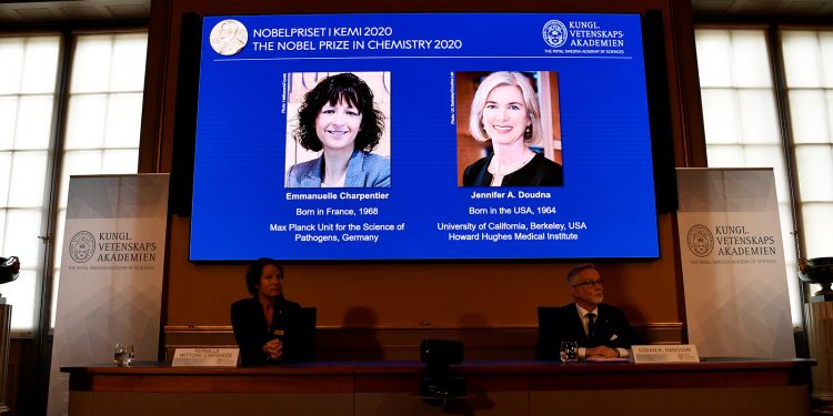 mágenes de Emmanuelle Charpentier y Jennifer A. Doudna, ganadoras del Premio Nobel de Química 2020, se muestran en una pantalla durante la conferencia de prensa anunciando a los galardonados, en la Real Academia Sueca de Ciencias, en Estocolmo, Suecia / REUTERS