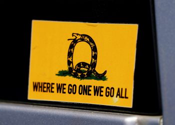 Una pegatina que hace referencia al eslogan de QAnon se ve en un camión que participó en un convoy de caravanas en Adairsville, Georgia, EE. UU/ REUTERS
