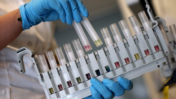 Un trabajador de laboratorio de AGES, la Agencia Austriaca para la Salud y la Seguridad Alimentaria, trabaja en muestras de pruebas de PCR, en medio del brote de la enfermedad por coronavirus (COVID-19), en Viena, Austria / REUTERS