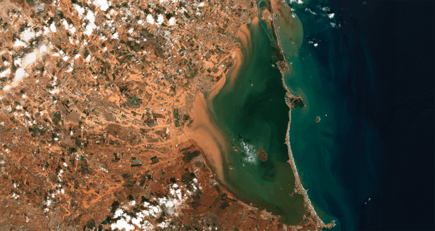 Imagen captada por el satélite Sentinel-2 el 13 de septiembre de 2019. Se pueden apreciar las escorrentías producidas por las lluvias torrenciales en el Campo de Cartagena que desembocan en el mar Menor / ESA COPERNICUS