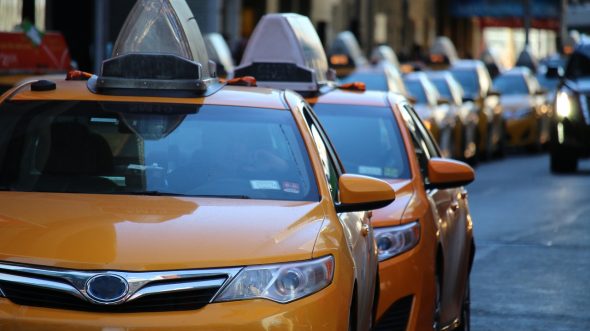 A pesar de la "revolución disruptiva" de Uber, los taxis se siguen manteniendo casi igual que como antes de que surgiera esta compañía / Imagen de Viktor_Laszlo en Pixabay
