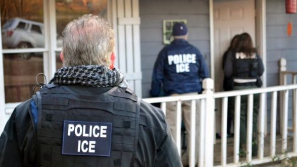 Defensores de derechos de inmigrantes denuncian que ICE usa aplicaciones de recolección de datos para hacer detenciones / REUTERS