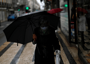 Mujer se protege de la lluvia