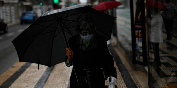 Mujer se protege de la lluvia