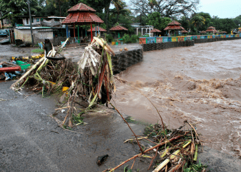 La basura y los escombros se ven en el río Masachapa después de que el huracán Eta azotara la costa caribeña de Nicaragua en Masachapa