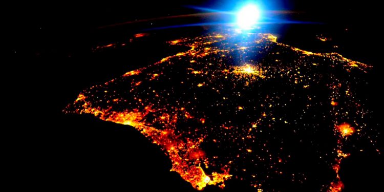 En España apuestan por una luz menos contaminante y que les permita ver la Vía Láctea cada noche / NASA