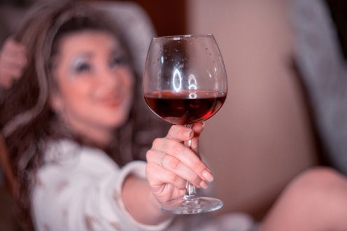Algunas personas creen que el vino tiene propiedades que pueden ser beneficiosas para la salud, pero los investigadores lo desmienten / Imagen de 99mimimi en Pixabay 