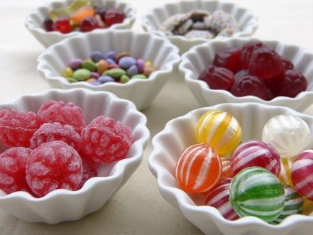 Los dulces, sobre todo si son duros, afectan la dentadura y producen caries / Pixabay