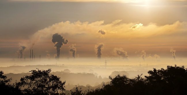 Seguir con la industria del carbón empeoraría la crisis climática que ya atraviesa el mundo / Imagen de Foto-Rabe en Pixabay 