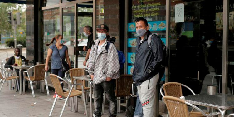 La prensa alemana calificó de "milagro" lo que están haciendo en Madrid para frenar los contagios de la COVID-19 / REUTERS