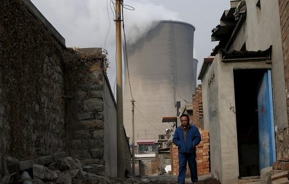 Una torre de enfriamiento en una planta operada con carbón en la provincia de Hebei, China. Hay más de 4,3 millones de trabajadores en las minas de carbón del país
| REUTERS /Kim Kyung Hoon