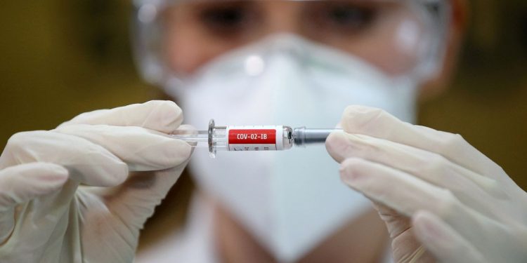 En España esperan iniciar el proceso de vacunación contra la COVID-19 en enero de 2021 / REUTERS