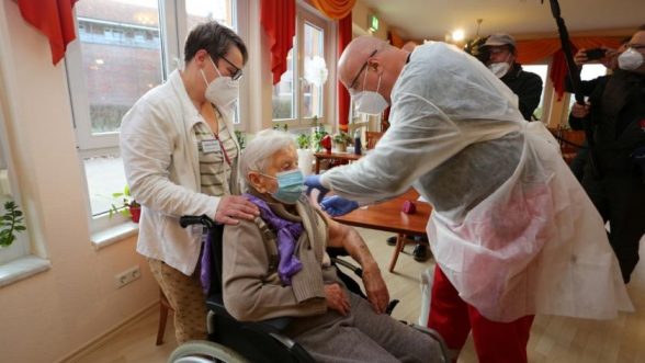 La primera ciudadana alemana en recibir la vacuna contra la COVID-19 de Pfizer tiene 101 años de edad / REUTERS