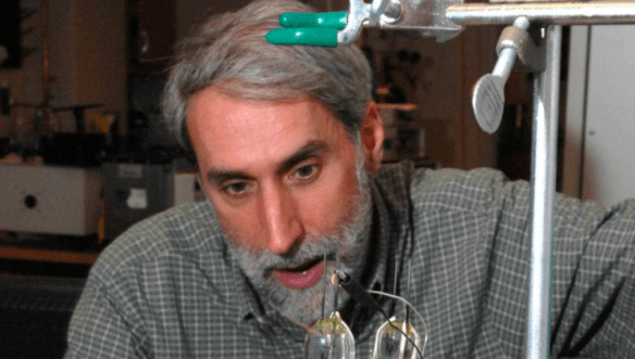 Daniel Nocera, químico de Harvard y quien también ideó, junto con su equipo, una hoja biónica de fotosíntesis artificial / Harvard