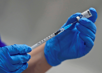 Una enfermera se prepara para administrar la vacuna Pfizer-BioNTech COVID-19 en el Guy's Hospital de Londres
