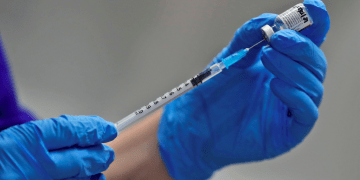 Una enfermera se prepara para administrar la vacuna Pfizer-BioNTech COVID-19 en el Guy's Hospital de Londres