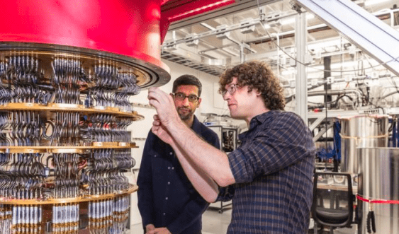 Sundar Pichai y Daniel Sank (derecha) con una computadora cuántica de Google en un laboratorio en Santa Bárbara, California / REUTERS