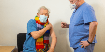 El actor Ian McKellen recibe la vacuna COVID-19 en el Queen Mary University Hospital, en Londres