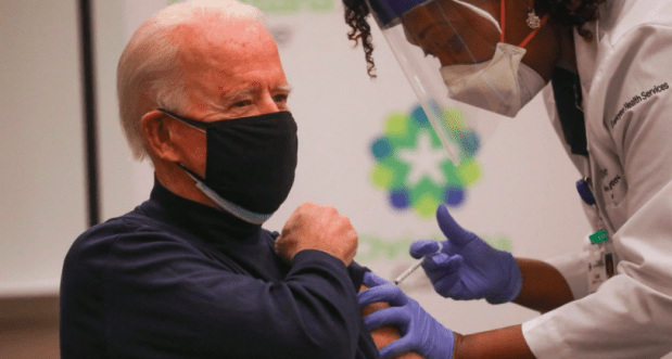 Joe Biden recibió la vacuna contra la COVID-19 en público como parte de una campaña para los ciudadanos / REUTERS
