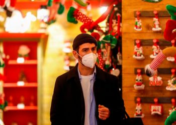 Sanidad no descarta imponer nuevas restricciones de cara a las fiestas de Navidad si los contagios de la COVID-19 siguen aumentando / REUTERS