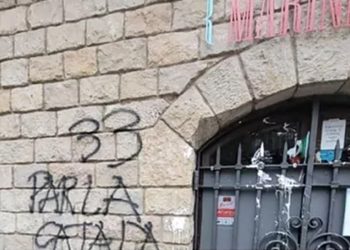 Catalanes independentistas radicales pintaron una fachada acosando a un comercio donde hablan español, en Barcelona