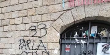 Catalanes independentistas radicales pintaron una fachada acosando a un comercio donde hablan español, en Barcelona