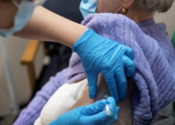 BioNTech asegura que su vacuna, que desarrolló con Pfizer contra la COVID-19, es eficaz ante la nueva cepa descubierta en el Reino Unido / REUTERS
