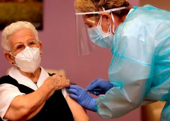 Arrancó la vacunación contra la COVID-19 en Europa. En España comenzaron en Guadalajara, en una residencia de mayores / REUTERS