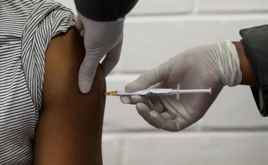 Expertos trabajan en el desarrollo de una vacuna preventiva contra el VIH / REUTERS