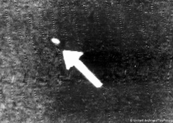 La flecha apunta a un supuesto "platillo volador" en el cielo sobre Seattle (1947). (Foto de archivo)