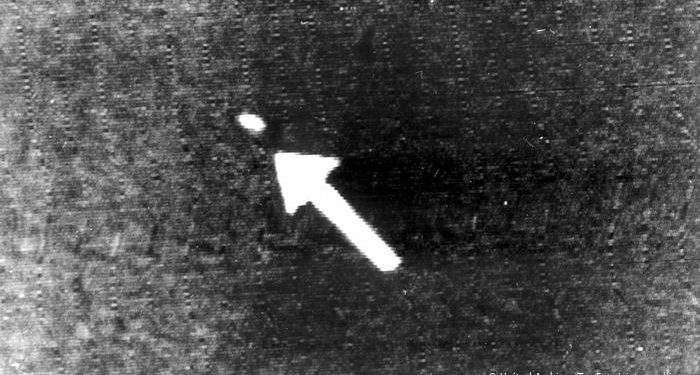 La flecha apunta a un supuesto "platillo volador" en el cielo sobre Seattle (1947). (Foto de archivo)