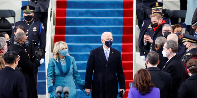 El presidente electo Joe Biden y su esposa Jill Biden llegan para la toma de posesión de Joe Biden como el 46 ° presidente de los Estados Unidos en el frente occidental del Capitolio de los Estados Unidos en Washington, Estados Unidos, el 20 de enero de 2021. REUTERS / Jim Bourg