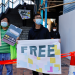 Los partidarios de la democracia protestan para pedir la liberación de 12 activistas de Hong Kong arrestados cuando, según los informes, navegaban a Taiwán en busca de asilo político y al periodista ciudadano Zhang Zhan frente a la Oficina de Enlace de China, en Hong Kong.