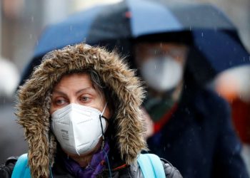 Una mujer con una mascarilla FPP2 en medio de la pandemia de coronavirus en Berlín, Alemania, el 19 de enero de 2021. REUTERS / Fabrizio Bensch
