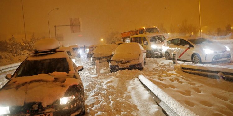 Conductores varados en una carretera de acceso a la autopista M-30 durante una fuerte nevada en Madrid, España, el 8 de enero de 2021. REUTERS/Susana Vera