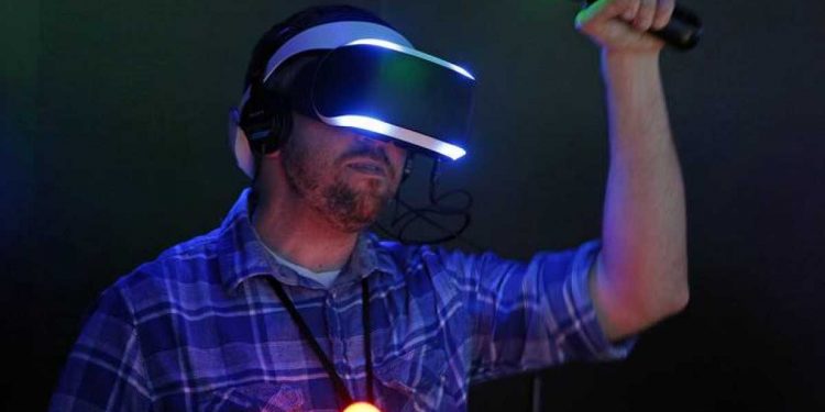 Un hombre juega con una demo de un juego de Project Morpheus, el casco de Sony de realidad virtual. REUTERS REUTERS/JONATHAN ALCORN