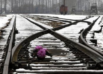 Flores frente al campo de concentración de Auschwitz. Reuters
